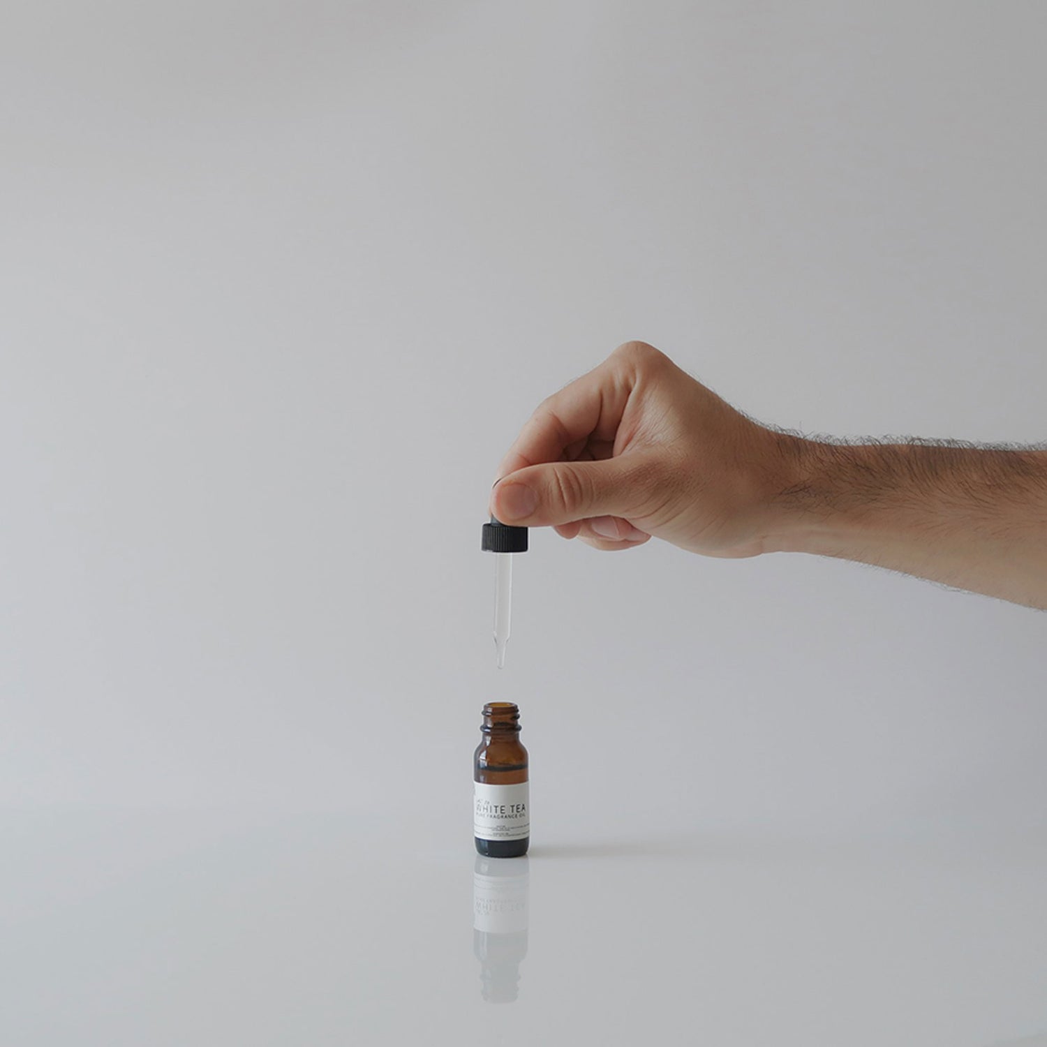 RXLA 15ML White Tea fragrance oil, amber glass. 100% pure, non-diluted, perfect for creating body oils, perfumes, and candles.
